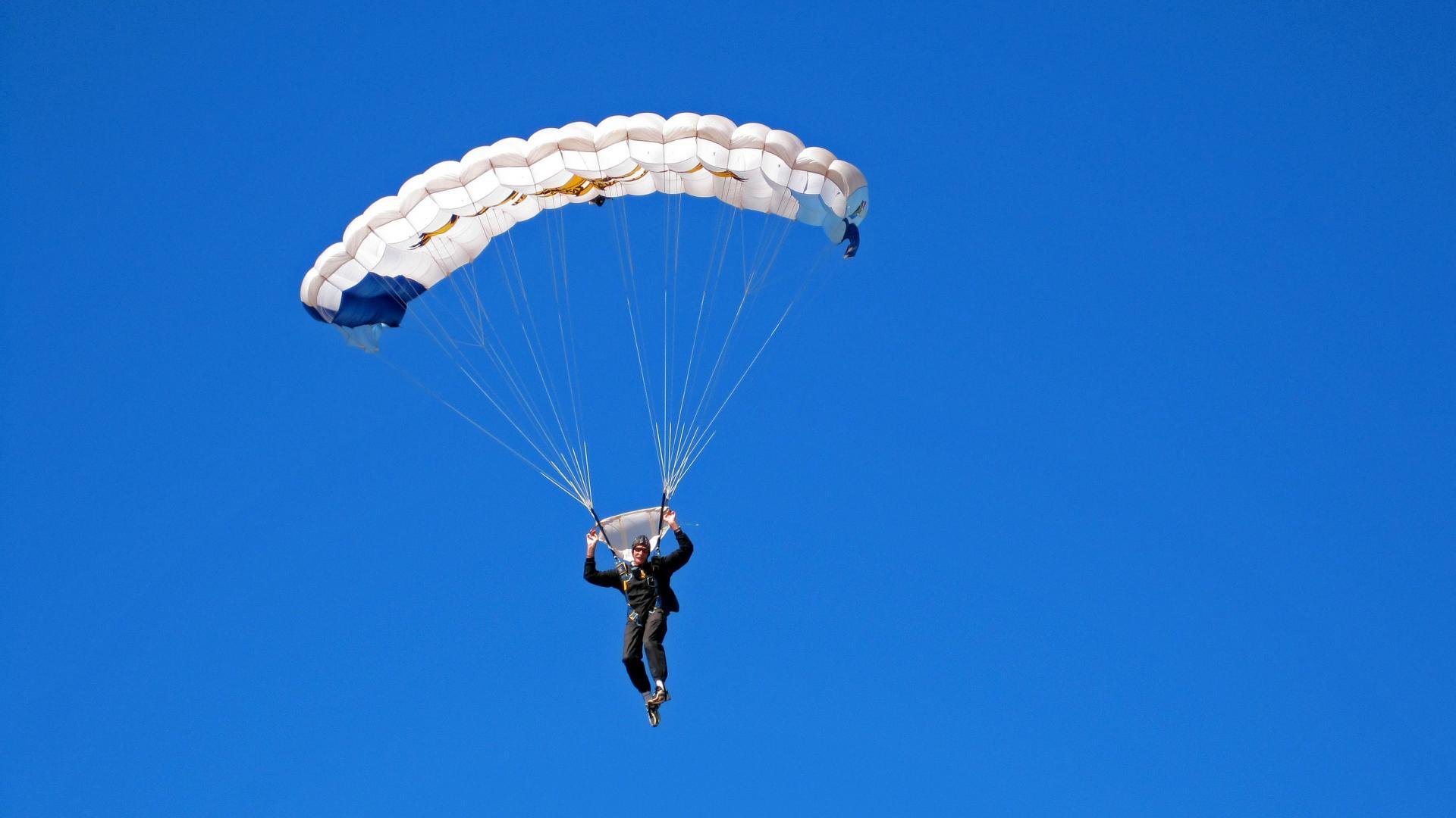 支持女运动员：台球中的性别平等发展，打台球的女运动员